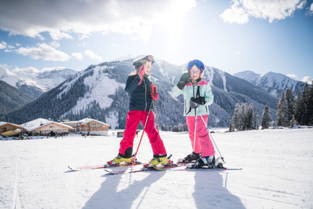 So herrlich unbeschwert kann Skiurlaub mit Kindern sein: Im Glückshotel mitten im Familienskigebiet