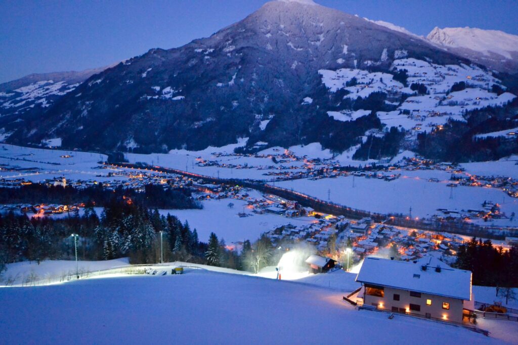 Skifahren von früh bis spät – vom Bett auf die Piste: Chaleturlaub mitten im Skigebiet Hochzillertal-Hochfügen